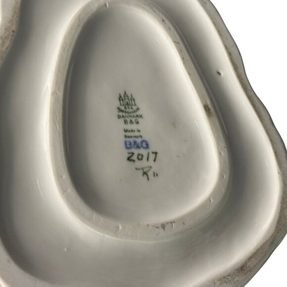 Bing & Grøndahl Denmark Porcelain Figurine Milk Maiden with Cat and Cow 2017 - Picture 5 of 5